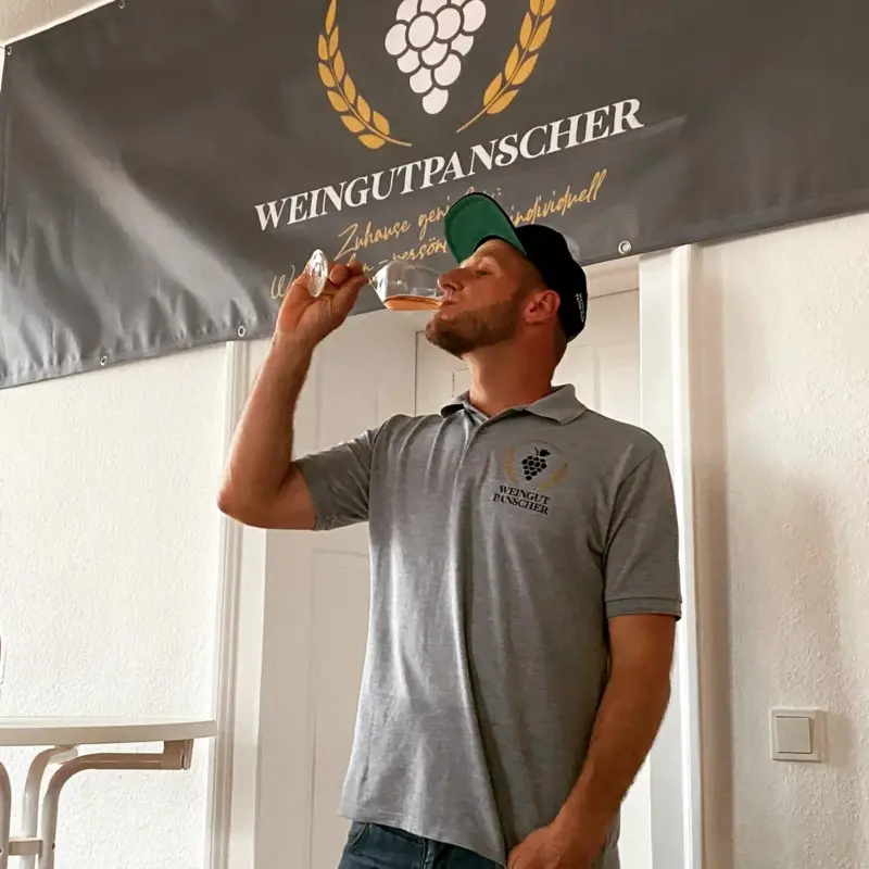 Alexander Wagner bei einer Weinprobe